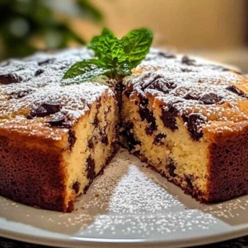 Tranche de gâteau au yaourt grec montrant sa texture moelleuse