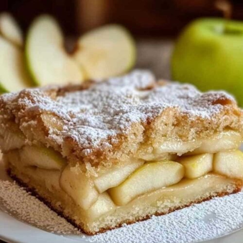 Gâteau aux pommes suédois saupoudré de sucre glace