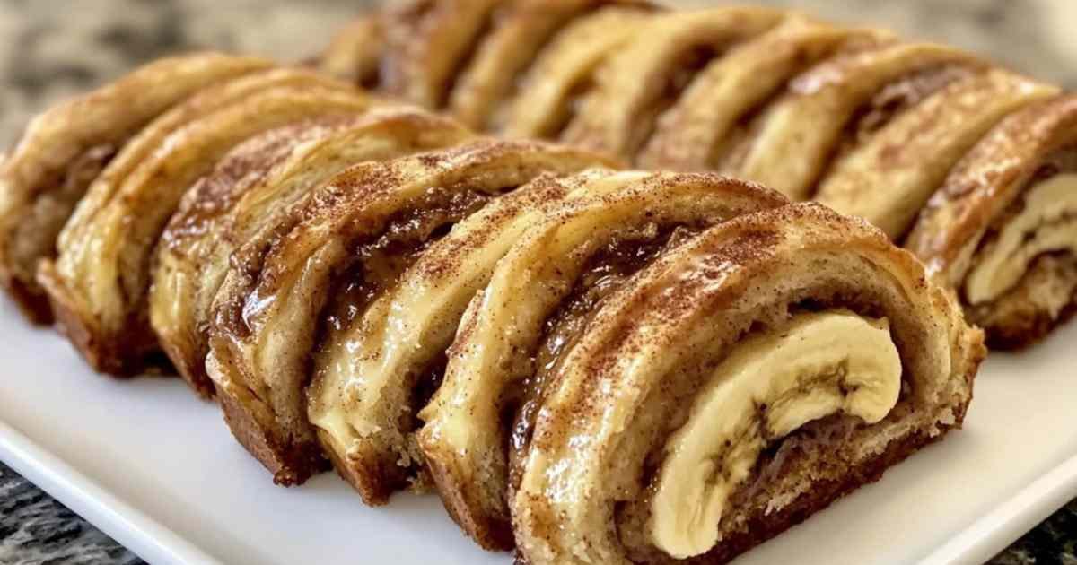 Rouleaux de pain à la banane et à la cannelle fraîchement cuits