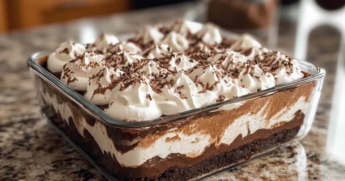 Lasagne au chocolat avec couches de biscuits, pudding et crème