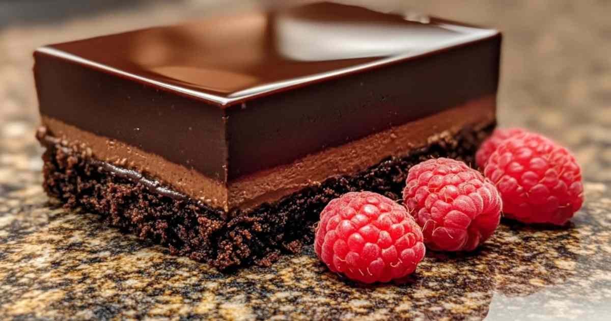 Gâteau truffe au chocolat et framboises avec ganache brillante