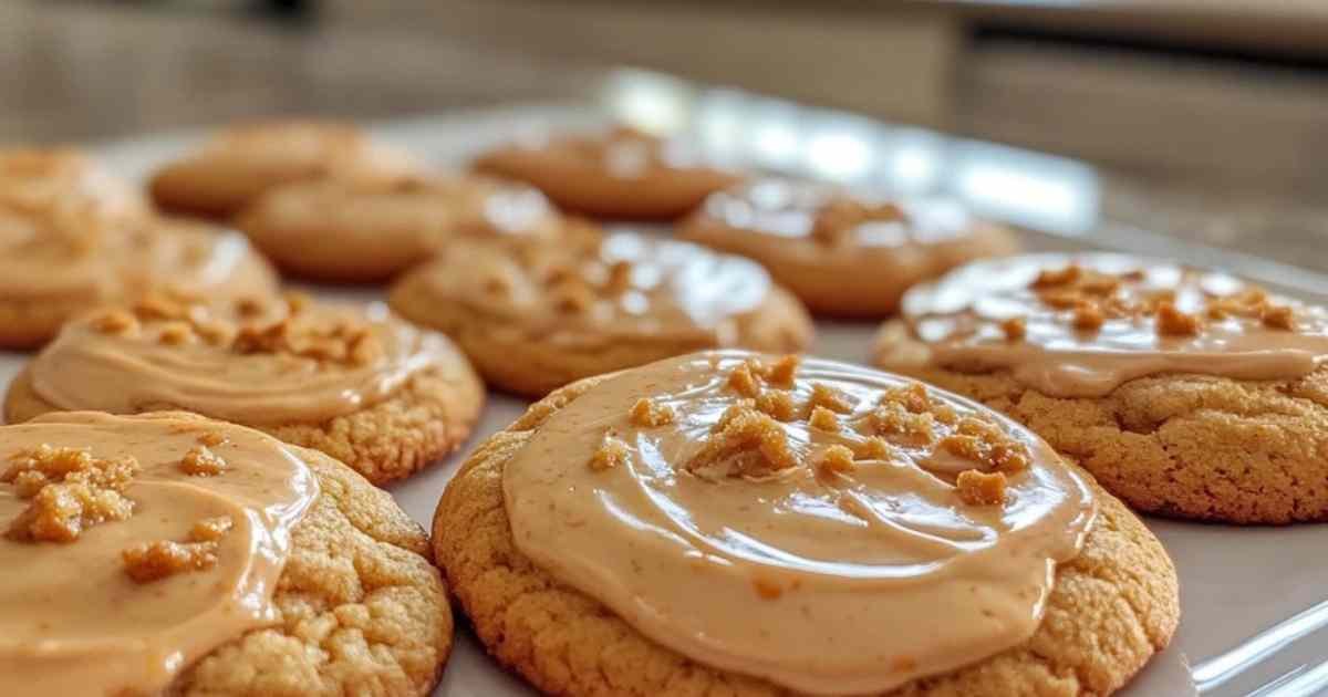 Cookies aux carottes avec glaçage au beurre noisette sur une grille