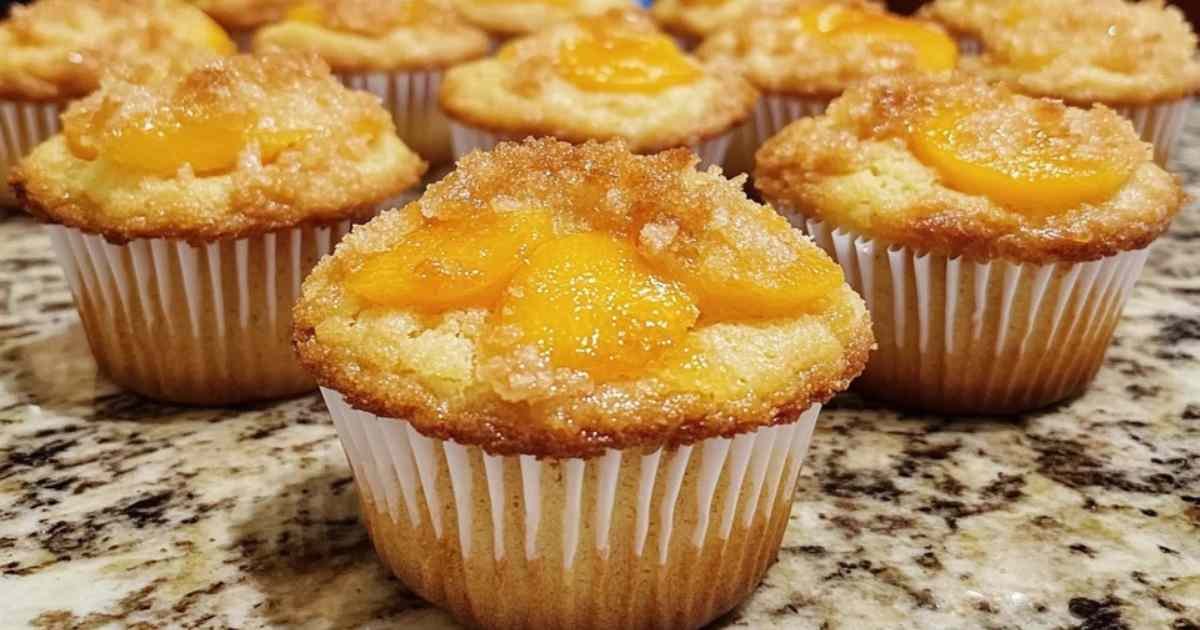 Muffins au pêche cobbler avec crumble doré sur dessus