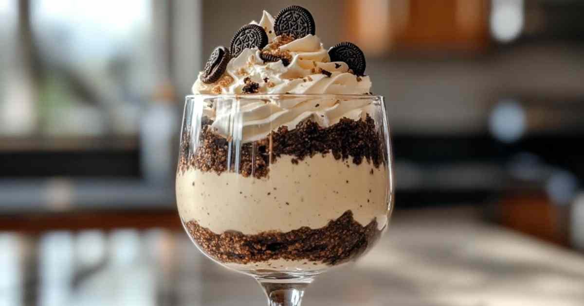 Dessert aux Oreos en verre avec couches distinctes de biscuits et crème onctueuse