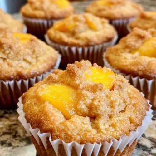 Muffin au pêche cobbler coupé en deux montrant l’intérieur