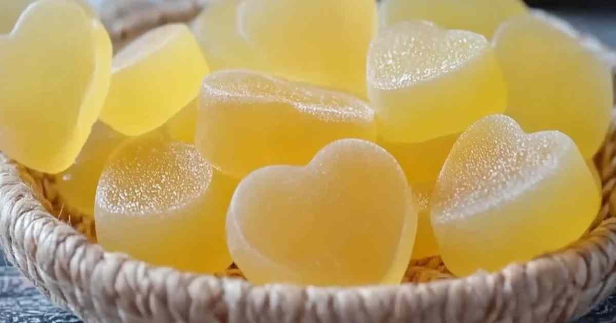 Bonbons en gelée au citron et gingembre faits maison disposés sur une assiette blanche