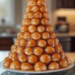 Croquembouche au caramel traditionnel français sur présentoir