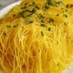 Filaments de courge spaghetti cuite extraits avec une fourchette