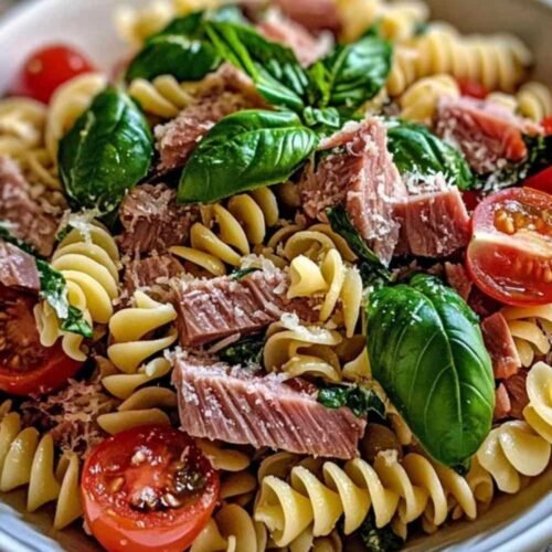 Gros plan sur la texture de la salade de pâtes au thon