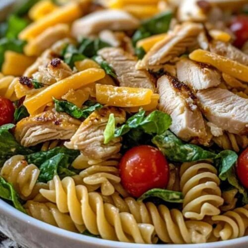 Ingrédients pour la salade de pâtes au ranch disposés sur un plan de travail