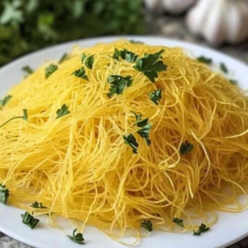 Courge spaghetti crue entière et coupée en deux pour la recette