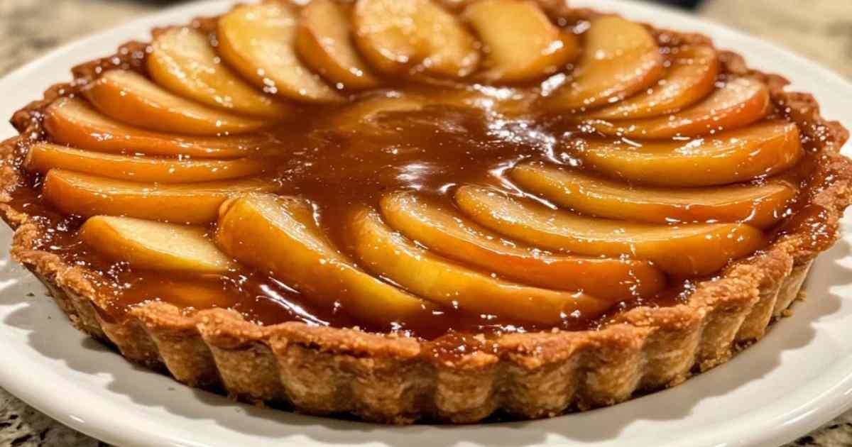 Tarte tatin classique aux pommes caramélisées sur un plat de service
