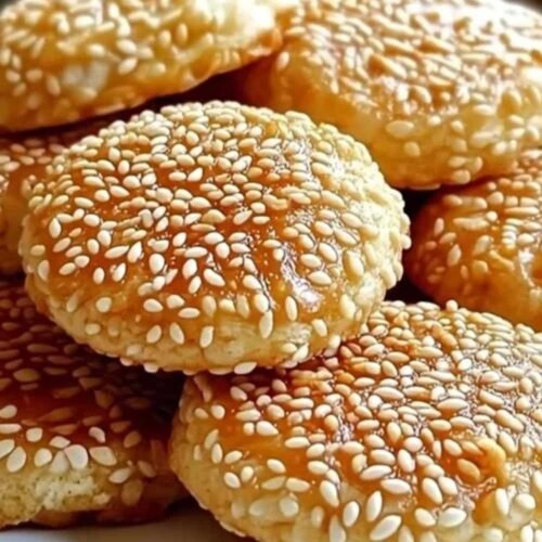 Cookies au sésame et beurre dorés et croustillants sur une grille de refroidissement