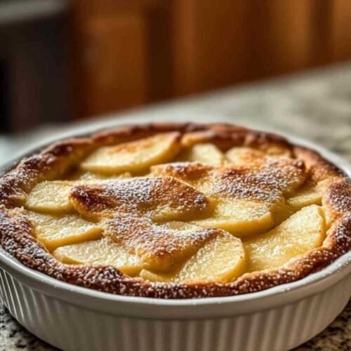 Crousti-fondant aux pommes servi dans une assiette avec une boule de glace vanille