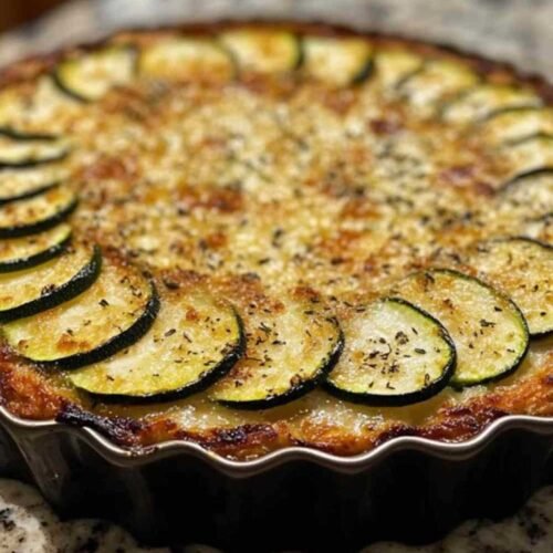 Gratin de courgettes au parmesan servi à table