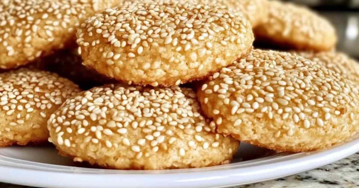 Cookies au sésame et beurre servis avec une tasse de thé
