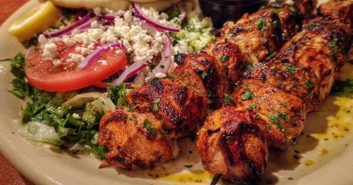 Brochettes de poulet façon souvlaki grec marinées avant cuisson