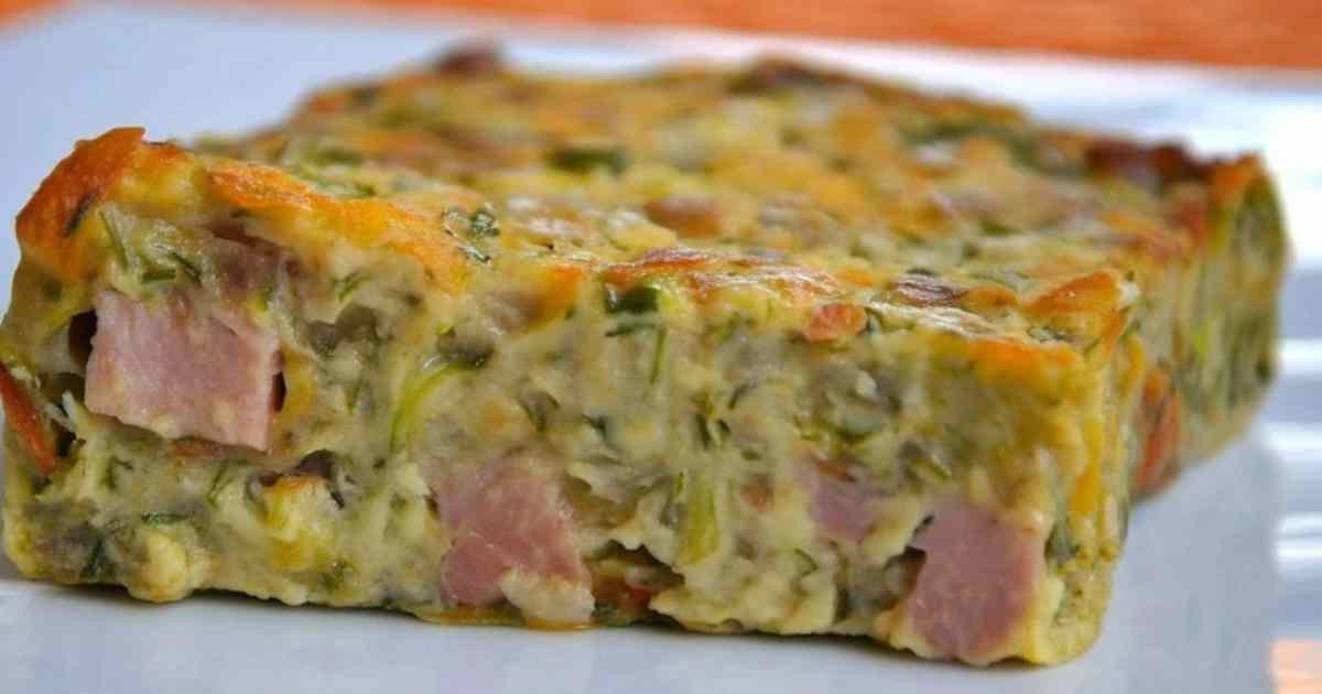 Brownie salé courgette servi avec salade verte