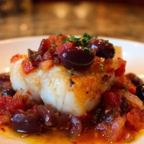 Préparation de la sauce raïto avec vin rouge et tomates