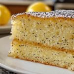 Tranche de cake au citron et graines de pavot montrant la texture moelleuse
