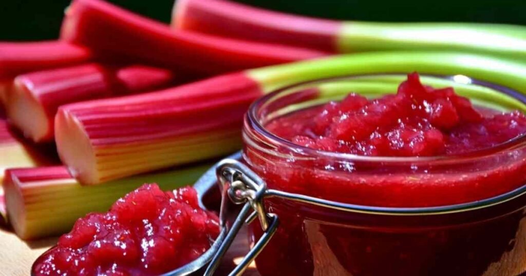 Préparation de la confiture de rhubarbe et fraises en cuisson