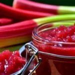 Préparation de la confiture de rhubarbe et fraises en cuisson