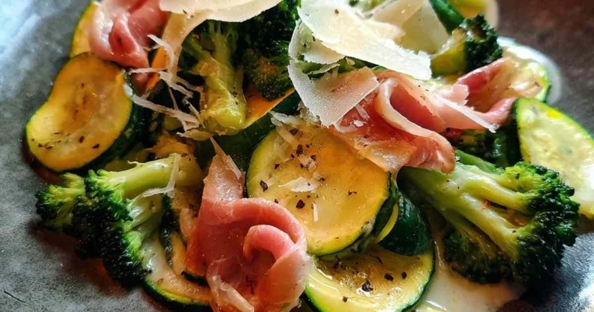 Courgettes poêlées aux brocolis avec crème fraîche et jambon