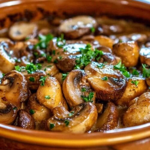 Assiette de cuisses de pintade aux champignons avec garniture