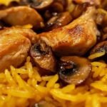 Fideuà au poulet servie dans une poêle traditionnelle avec garniture de persil frais
