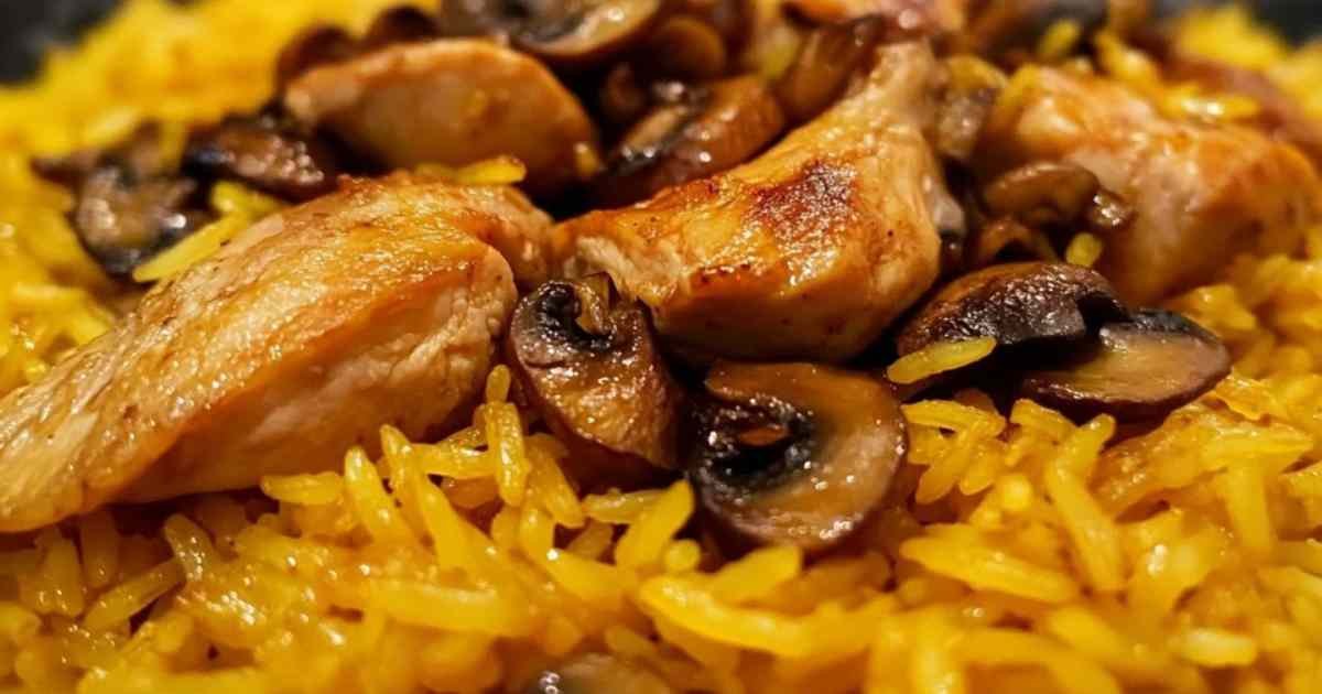 Fideuà au poulet servie dans une poêle traditionnelle avec garniture de persil frais