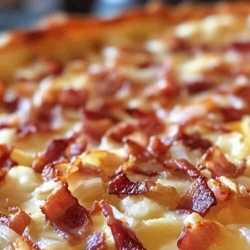 Tarte flambée servie avec salade verte et vin blanc d'Alsace