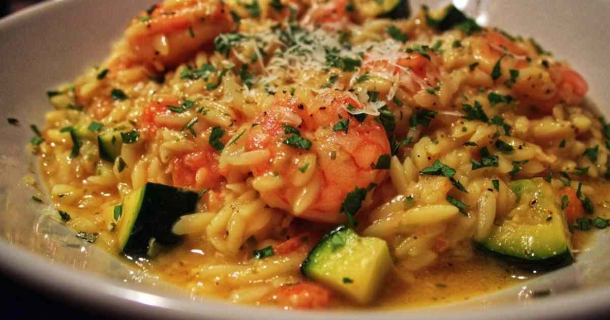 One pot orzo aux crevettes et courgette servi dans une assiette