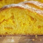 Tranche de pain au maïs montrant sa texture intérieure