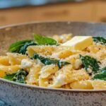 Mélange des pâtes avec la ricotta et les épinards