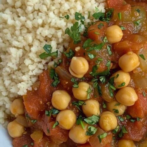 Assiette de pois chiches à la marocaine avec couscous