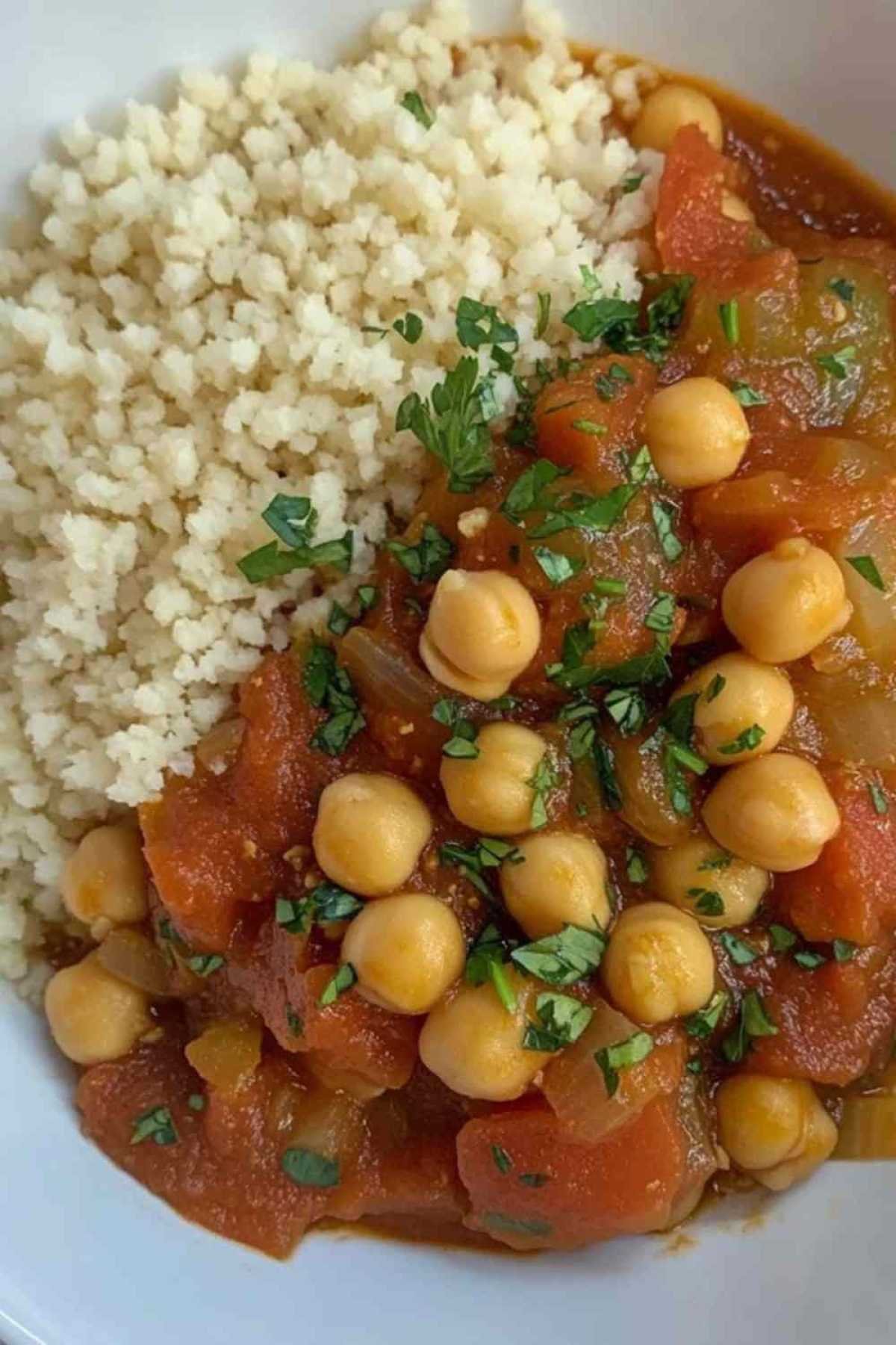  Assiette de pois chiches à la marocaine avec couscous