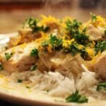 Poulet à la grecque façon curry blanc dans une assiette