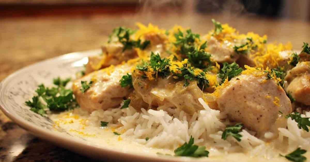 Poulet à la grecque façon curry blanc dans une assiette
