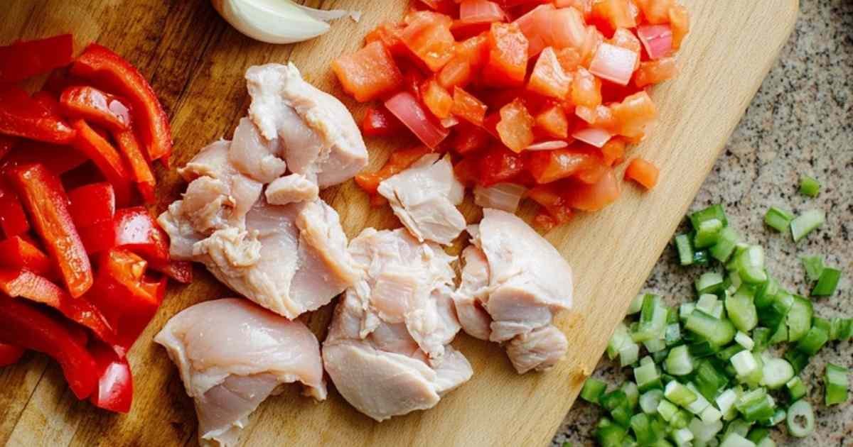 Assiette de poulet coco antillais servi avec du riz et des bananes plantains