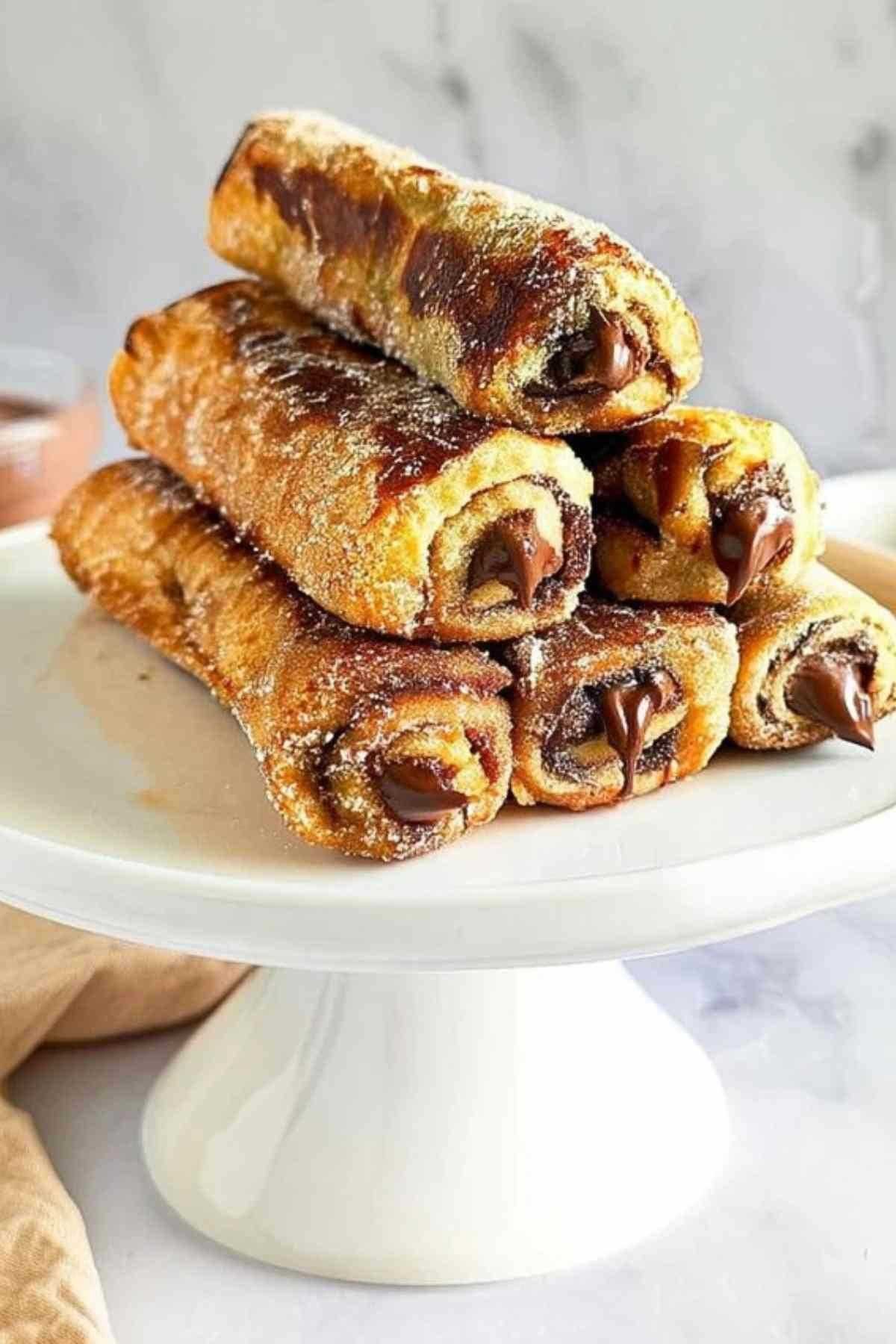 Cuisson des roulés façon pain perdu dans une poêle avec du beurre