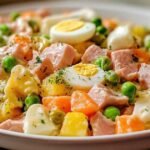 Préparation de la salade russe murciana, légumes coupés en dés