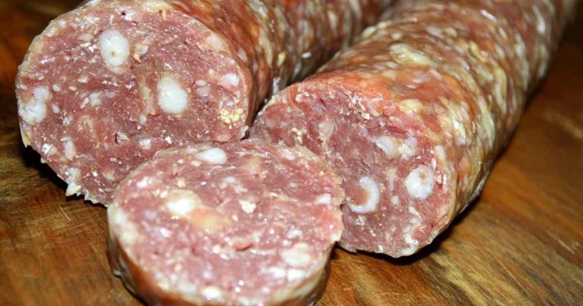 Saucisses de couenne maison cuites et servies