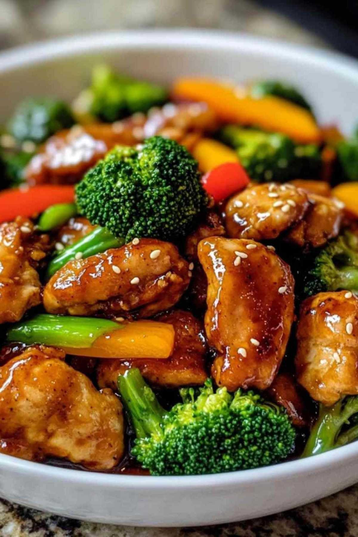 Morceaux de poulet dorés en train de cuire dans un wok
