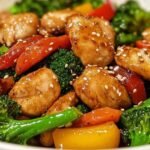 Assiette de sauté de poulet et brocoli avec riz blanc