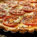 Tarte au thon et à la tomate dorée sortie du four