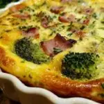 Ingrédients pour clafoutis au brocoli et jambon disposés sur un plan de travail