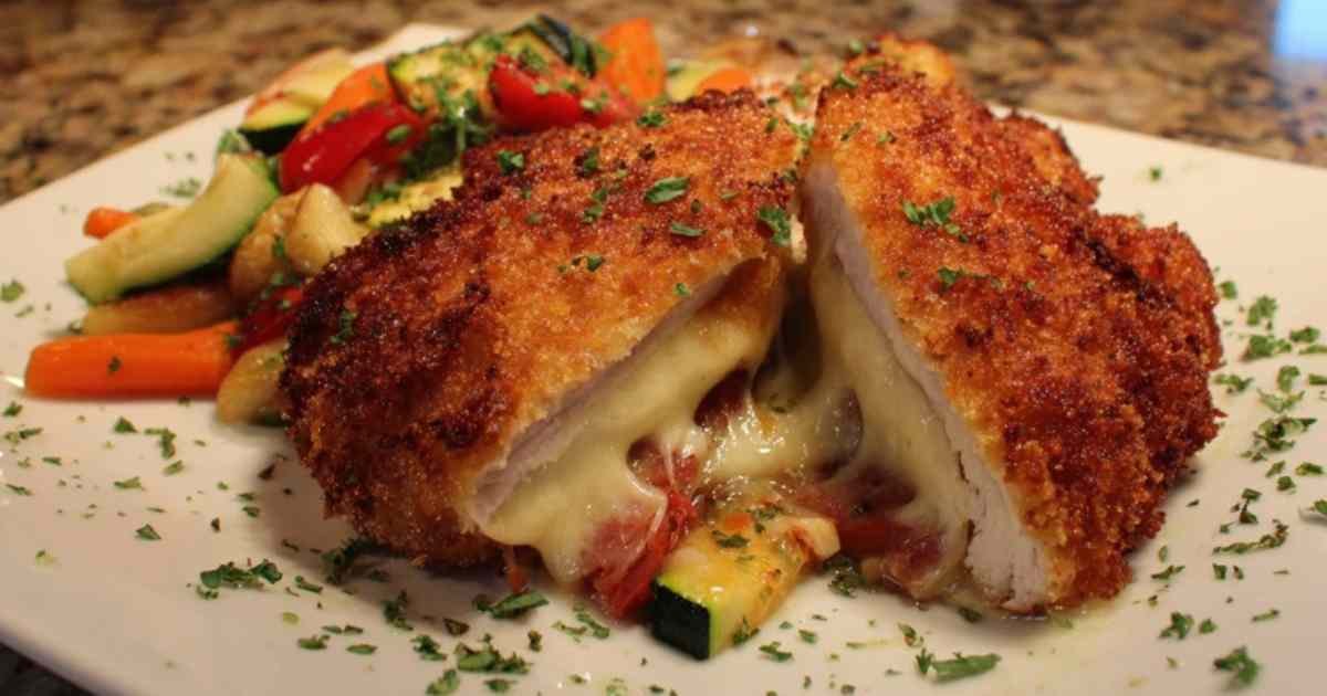 Cordon bleu de poulet doré cuisant dans une poêle