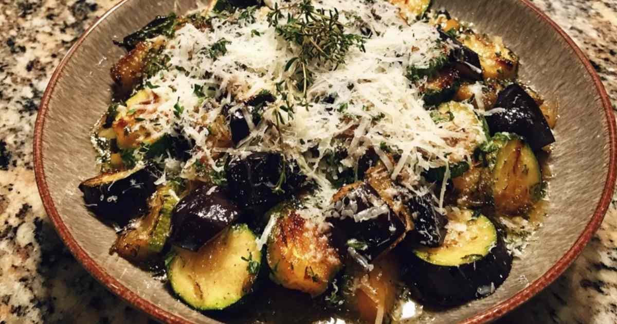 Assiette de courges et aubergines poêlées au parmesan servie à table