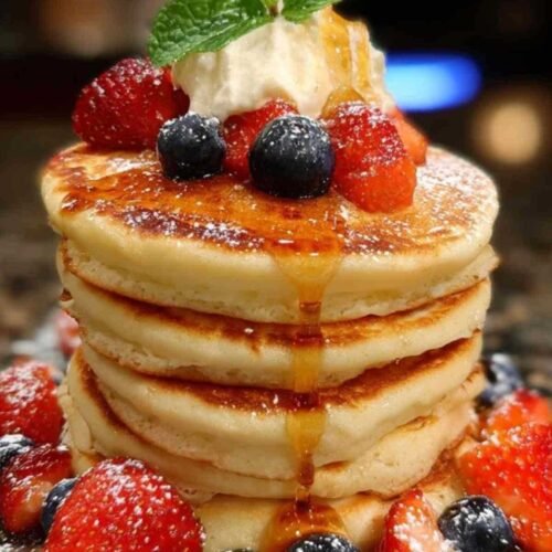 Préparation de la pâte à pancakes au yaourt dans un saladier en verre.