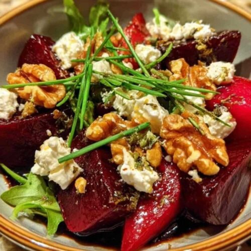 Dés de betteraves fraîches assaisonnées sur une plaque de cuisson recouverte de papier sulfurisé, avant d'être enfournées
